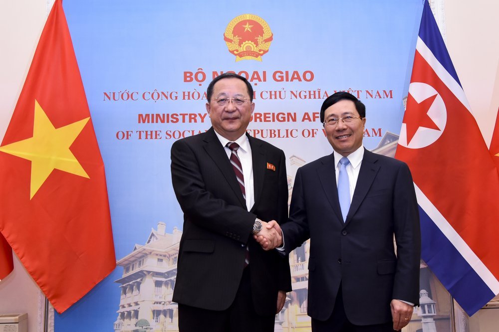 ngoai-truong-trieu-tien-den-viet-nam-hoidam-2-1556483