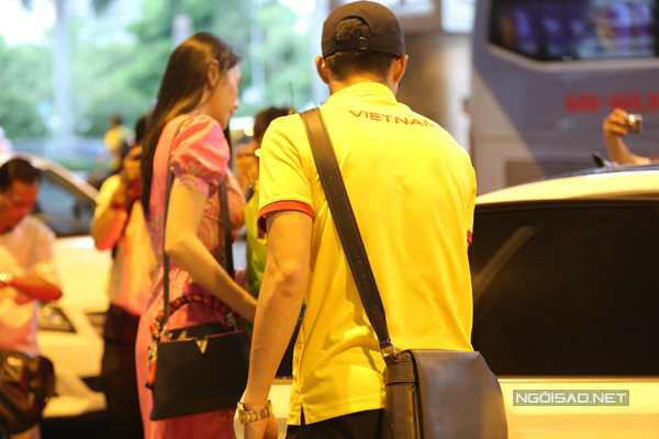 Sau khi trò chuyện, chụp ảnh cùng mọi người, cặp đôi nhanh chóng ra xe về nhà nghỉ ngơi.