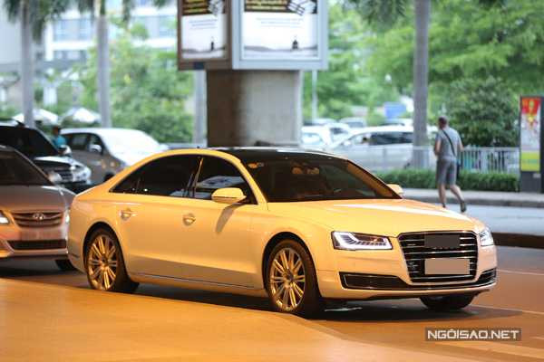 Thủy Tiên được tài xế lái xe sang mới tậu đến đón ông xã. 