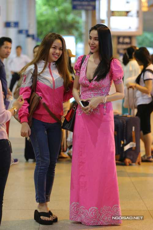 Nữ ca sĩ mặc đầm hồng xẻ ngực sâu gợi cảm. Cô được nhiều khán giả nhận ra và xin chụp ảnh chung.