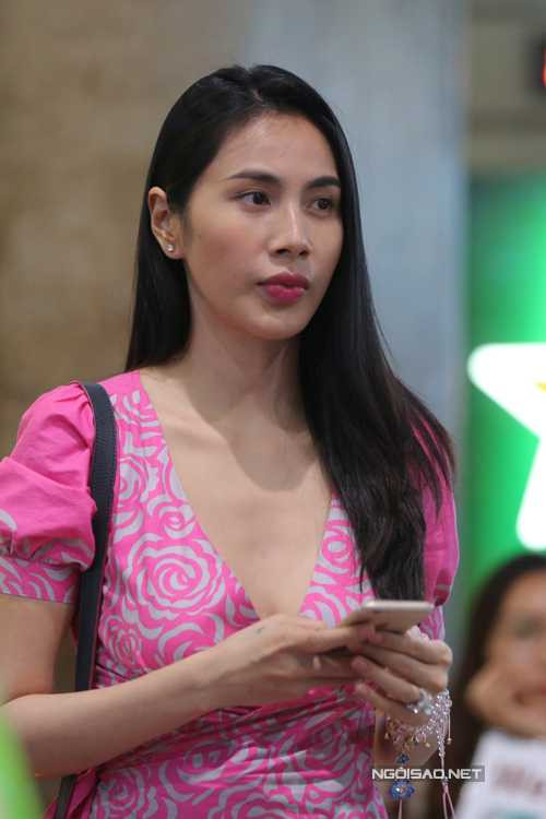 Thủy Tiên rất hạnh phúc trước chiến thắng của ông xã và các đồng đội. Vì vậy, hôm nay cô quyết định ra đón chồng để chúc mừng anh.