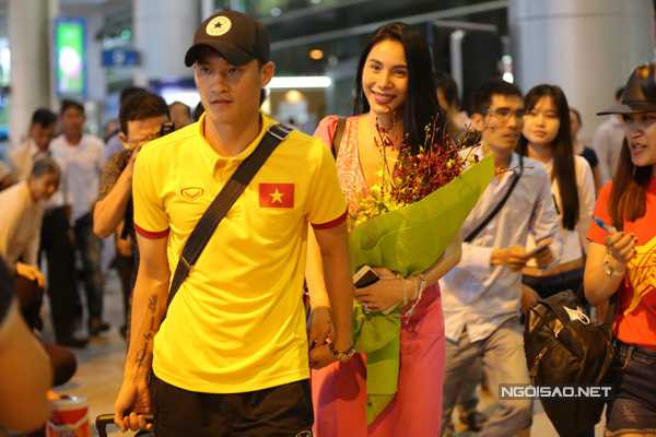 Công Vinh nắm tay vợ rất tình cảm, còn Thủy Tiên nở nụ cười hạnh phúc.