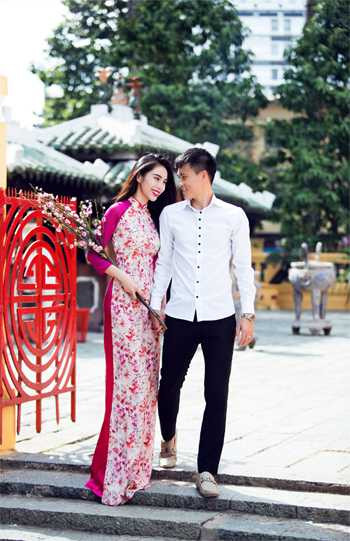 Công Vinh và vợ Thủy Tiên rất chăm đi làm từ thiện, và có quan niệm sống hướng theo đạo Phật. Ảnh: Lê Thiện Viễn.