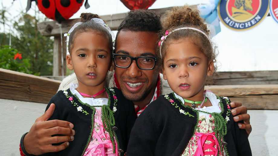 so-khung-bo-gia-dinh-sao-tuyen-duc-ne-euro-085620