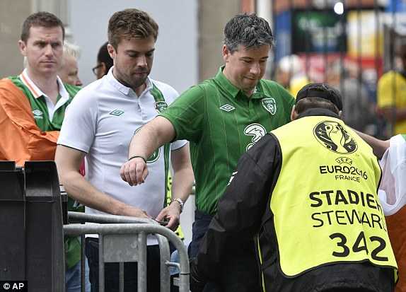 1465832423139_lc_galleryImage_Spectators_go_through_sec