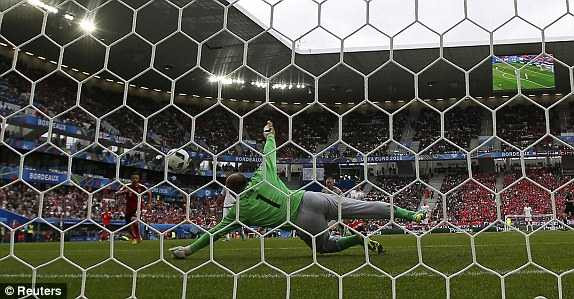 1465923239077_lc_galleryImage_Football_Soccer_Austria_v