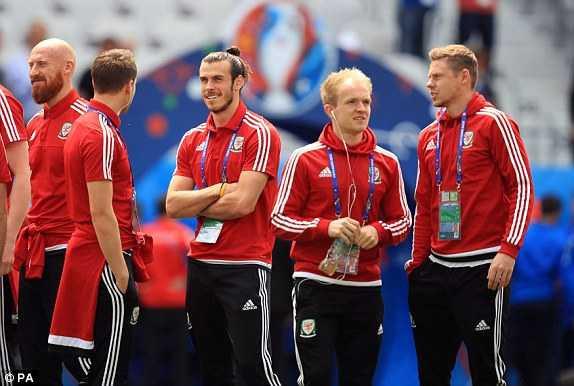 1466079023392_lc_galleryImage_Wales_Gareth_Bale_centre_