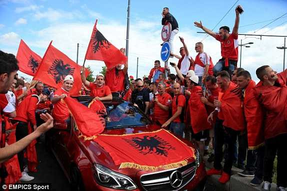 1466358332023_lc_galleryImage_Albania_fans_show_support