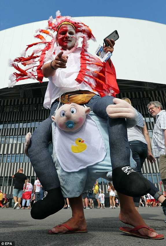 1466523698348_lc_galleryImage_epa05381463_Supporter_of_