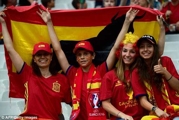 1467038878223_lc_galleryImage_Spain_supporters_pose_ahe