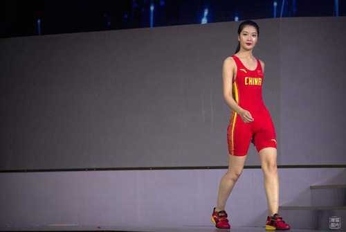 Bộ đồng phục mới không chỉ đẹp hơn mà còn được cải tiến để phù hợp áp lực môi trường. Chất liệu làm từ các sợi tái sinh giúp nâng cao chất lượng lưu thông không khí. Ảnh: People’s daily.