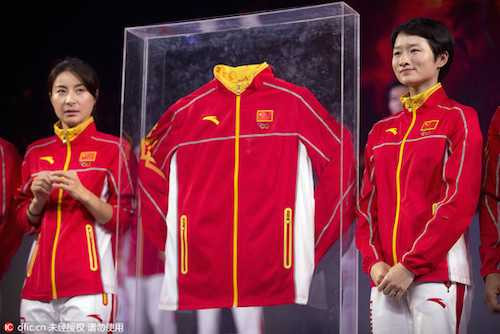 Theo CCTV news, khi phỏng vấn Zhang Chenglong, nhà vô địch Olympic 2012 môn Thể dục dụng cụ về cảm giác khi mặc bộ đồ, cô cho biết: “Nó mới lạ và khá sáng tạo, đem lại cảm giác thoải mái khi mặc. Đặc biệt là hình con rồng thêu trên tay áo khiến tôi càng thêm quyết tâm thi đấu”. Ảnh: dfic.cn.