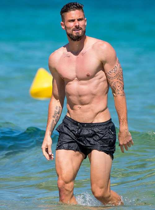 Ông bố hai con khoe hình xăm cá tính ở tay cùng cơ bụng 6 múi ấn tượng.