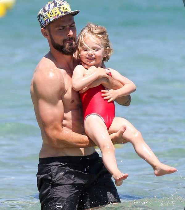 Tiền đạo Arsenal vui vẻ nhấc bổng bé Jade.