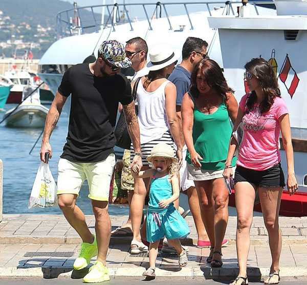 Sao Pháp nắm tay con gái cưng khi cả nhà đi dạo ở St Tropez. Giroud cũng là một trong những ông bố yêu chiều con.