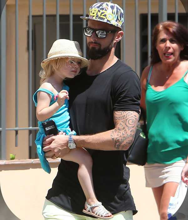 Công chúa nhỏ của Giroud đáng yêu với mái tóc vàng rực rỡ và làn da trắng như sứ.