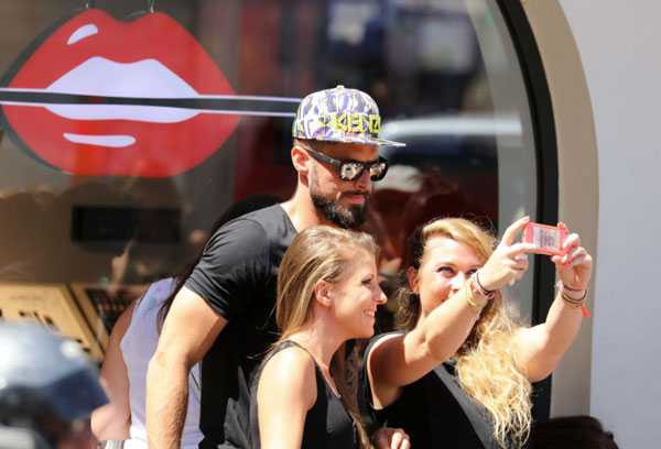 Hai fan nữ nhận ra Giroud nên đề nghị chụp ảnh chung với anh.