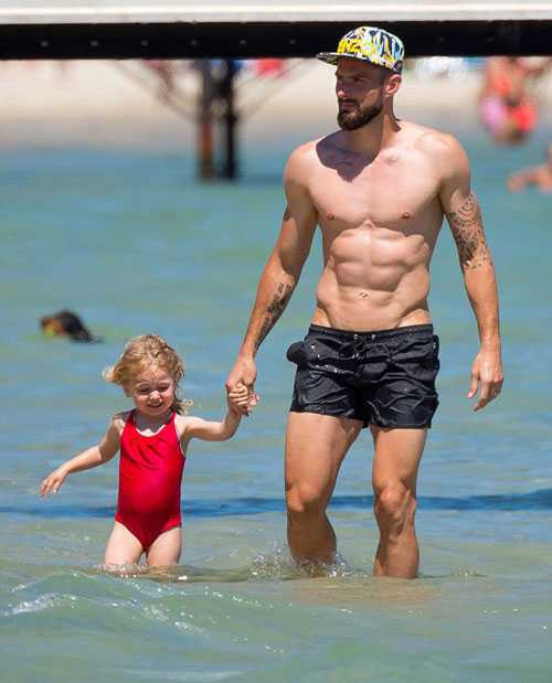 Giroud dắt tay cô con gái đầu lòng Jade xinh như búp bê.