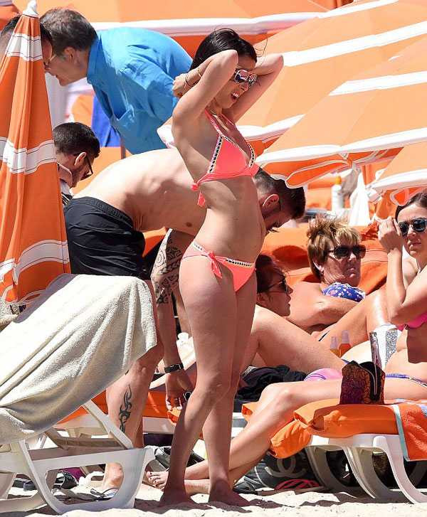 Người đẹp Jennifer nổi bật với bộ bikini màu cam. Mới sinh em bé thứ hai được 4 tháng nên bạn gái Giroud vẫn chưa lấy lại vóc dáng thon gọn.