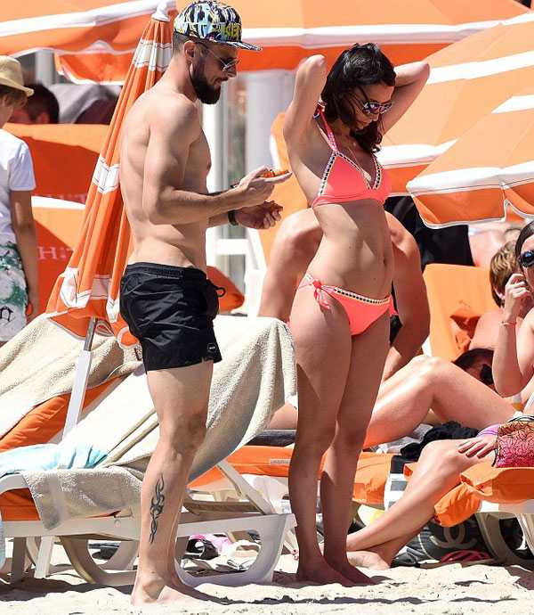 Chân sút Arsenal cởi trần, để lộ thân hình săn chắc bên người yêu.