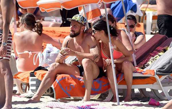 Giroud và bồ tình tứ bên nhau.