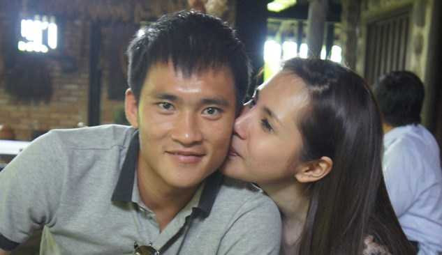 Bị treo giò, Công Vinh đi làm từ thiện