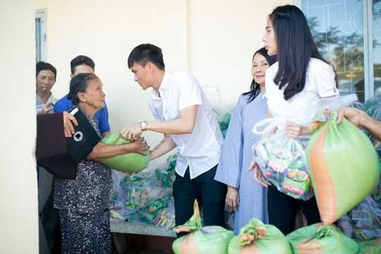Công Vinh và Thủy Tiên rất hay đi từ thiện cùng nhau