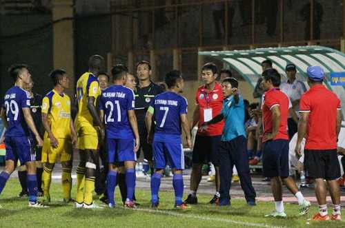 Hai đội tranh cãi quyết liệt trên sân. Ẩnh: Bá Duy