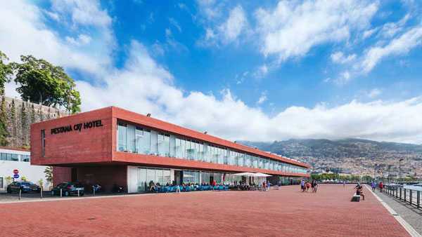 Hợp tác với tập đoàn Pestana, C. Ronaldo là đồng sở hữu khách sạn Pestana CR7, nơi cách sân bay Santa Catarina, vừa được đổi tên thành Cristiano Ronaldo, 20 phút đi xe.