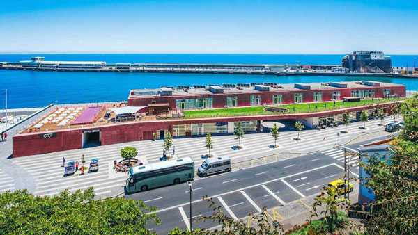 Khách sạn có phòng gym ngoài trời nơi khách vừa tập luyện vừa phơi nắng.