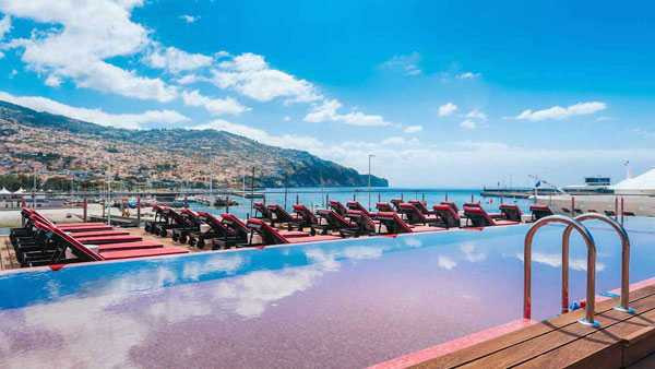 Bể bơi trên tầng thượng nhìn ra khung cảnh biển lãng mạn. Khách sạn có cả bể sục và bể tắm hơi.