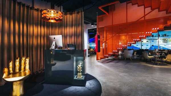 Sảnh khách sạn được thiết kế kiểu cách với điểm nhấn là ghế hình bàn tay. Khách có thể làm thủ tục nhập phòng tại quầy tiếp tân hoặc qua mạng.