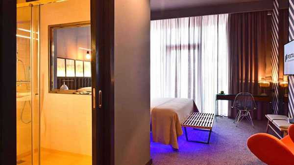 Khách nâng cấp lên phòng CR superior với giá 231 bảng mỗi đêm có thể sạc các thiết bị điện với ổ cắm USB, ngắm nhìn khung cảnh tuyệt đẹp của vịnh và cầu cảng từ cửa sổ.