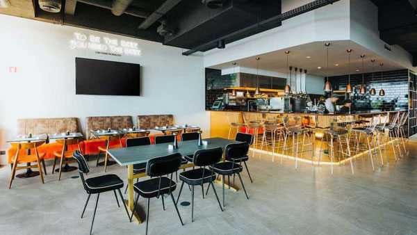 Quầy bar và phòng tiếp khách rộng rãi, thông thoáng.