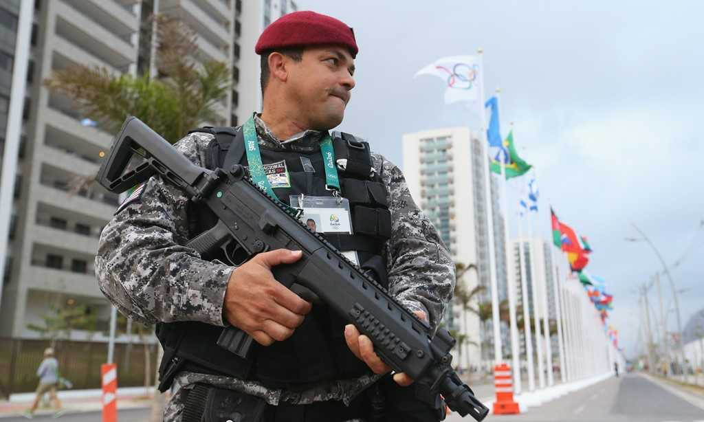 Nhân viên an ninh tại làng Olympic ở Rio De Janeiro. Ảnh: Getty Images