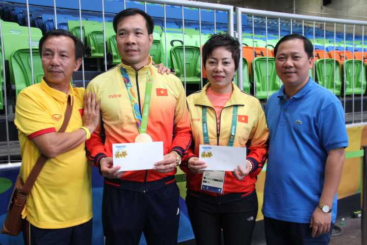 Bố của HCV Olympic Hoàng Xuân Vinh: 'Vinh luôn chiến đấu vì danh dự người lính' - ảnh 1