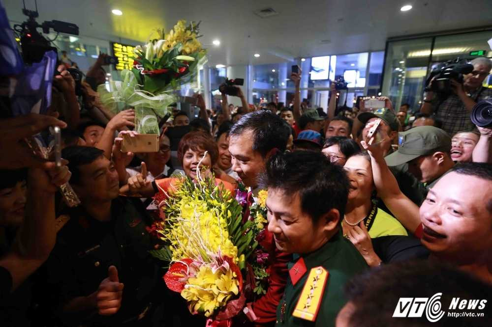 Xuan Vinh bi bao vay 4