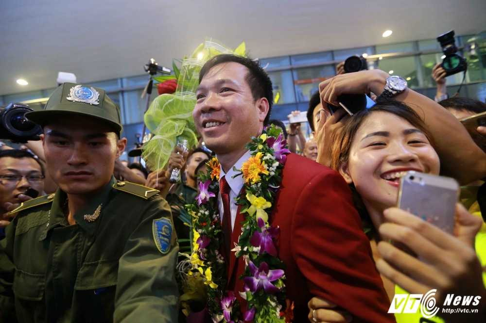 Xuan Vinh bi bao vay 6