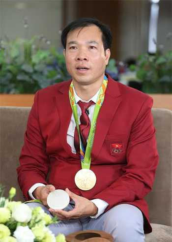 Hoàng Xuân Vinh cùng hai tấm huy chương danh giá. Ảnh: Ngọc Thành.