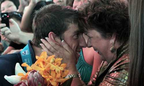 Michael Phelps chia sẻ chiến thắng với mẹ sau giải đấu ở Thượng Hải, Trung Quốc năm 2011. Ảnh: Cnn.