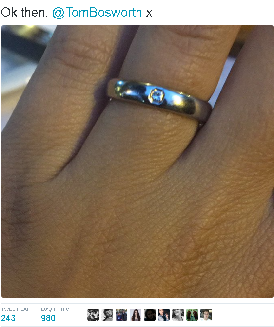 Nam VDV dong tinh cau hon ban trai tren bai bien hinh anh 2