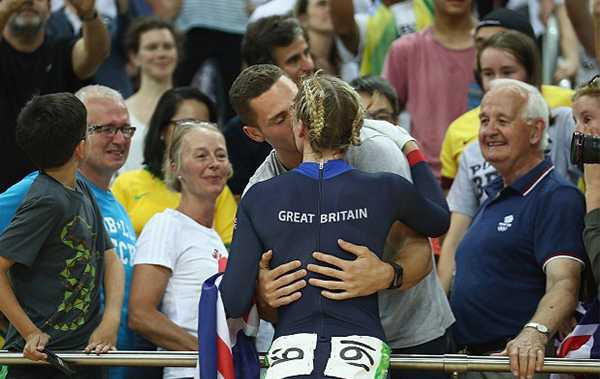 Nữ VĐV đua xe đạp Anh Becky James đắm đuối hôn bạn trai George North sau khi đoạt HC bạc nội dung đua lòng chảo.