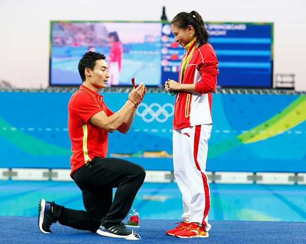 Hôm 14/8, nữ VĐV Trung Quốc He Zi để tuột mất chiếc HC vàng nội dung nhảy 3m ván mềm nhưng bù lại, cô nhận được món quà rất ý nghĩa từ bạn trai Qin Kai - cũng là đồng nghiệp ở môn nhảy cầu. Ngay sau khi He Zi nhận HC bạc, Qin Kai bất ngờ tiến đến quỳ gối, ngỏ lời cầu hôn với cô trước sự chứng kiến của đông đảo khán giả.