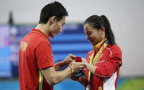 He Zi xúc động rơi nước mắt nói lời đồng ý và để bạn trai đeo nhẫn vào tay mình. (Xem video).