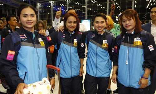 Các thành viên đội cử tạ nữ Thái Lan tranh tài ở Olympic 2016.