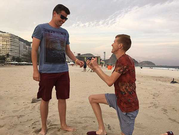 Olympic 2016 cũng chứng kiến màn cầu hôn đồng tính khác giữa hai VĐV nam. Trên bãi biển Rio de Janeiro, VĐV đi bộ người Anh Tom Bosworth quỳ gối ngỏ lời với bạn trai Harry Dineley.