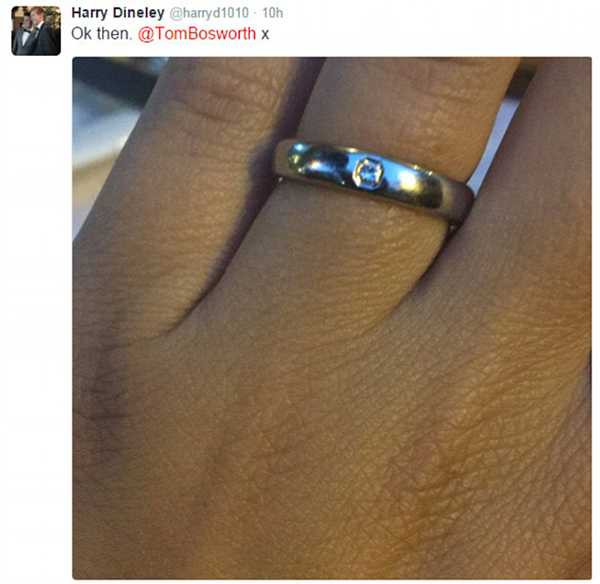 Hai người sau đó khoe nhẫn đính hôn trên Twitter cá nhân để báo tin vui cho bạn bè và các fan.