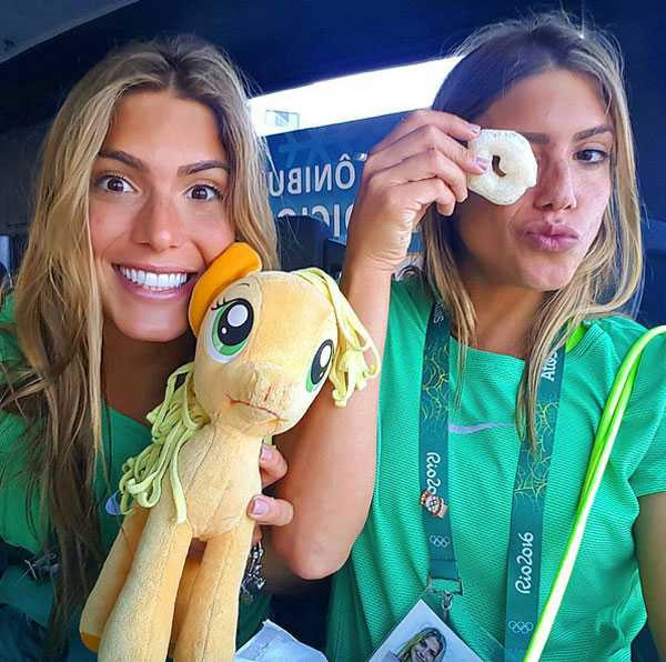 Cặp song sinh 28 tuổi lúc nào cũng dính lấy nhau.