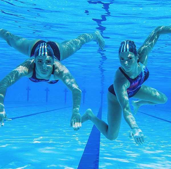 Hai cô gái xinh đẹp gắn bó với bơi nghệ thuật nhiều năm nay, đam mê tập luyện dưới nước.