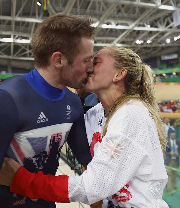 Sau khi đoạt chiếc HC vàng Olymimpic lần thứ 6 trong sự nghiệp, VĐV đua xe đạp người Anh Jason Kenny được bạn gái Laura Trott tới chúc mừng bằng cái ôm và nụ hôn ngọt ngào. Hai người sẽ tổ chức đám cưới vào tháng sau. Đây là cặp VĐV giàu thành tích nhất trong lịch sử Thế vận hội khi cùng nhau mang về tới 10 HC vàng và một HC bạc cho đoàn thể thao Anh. (Xem video)